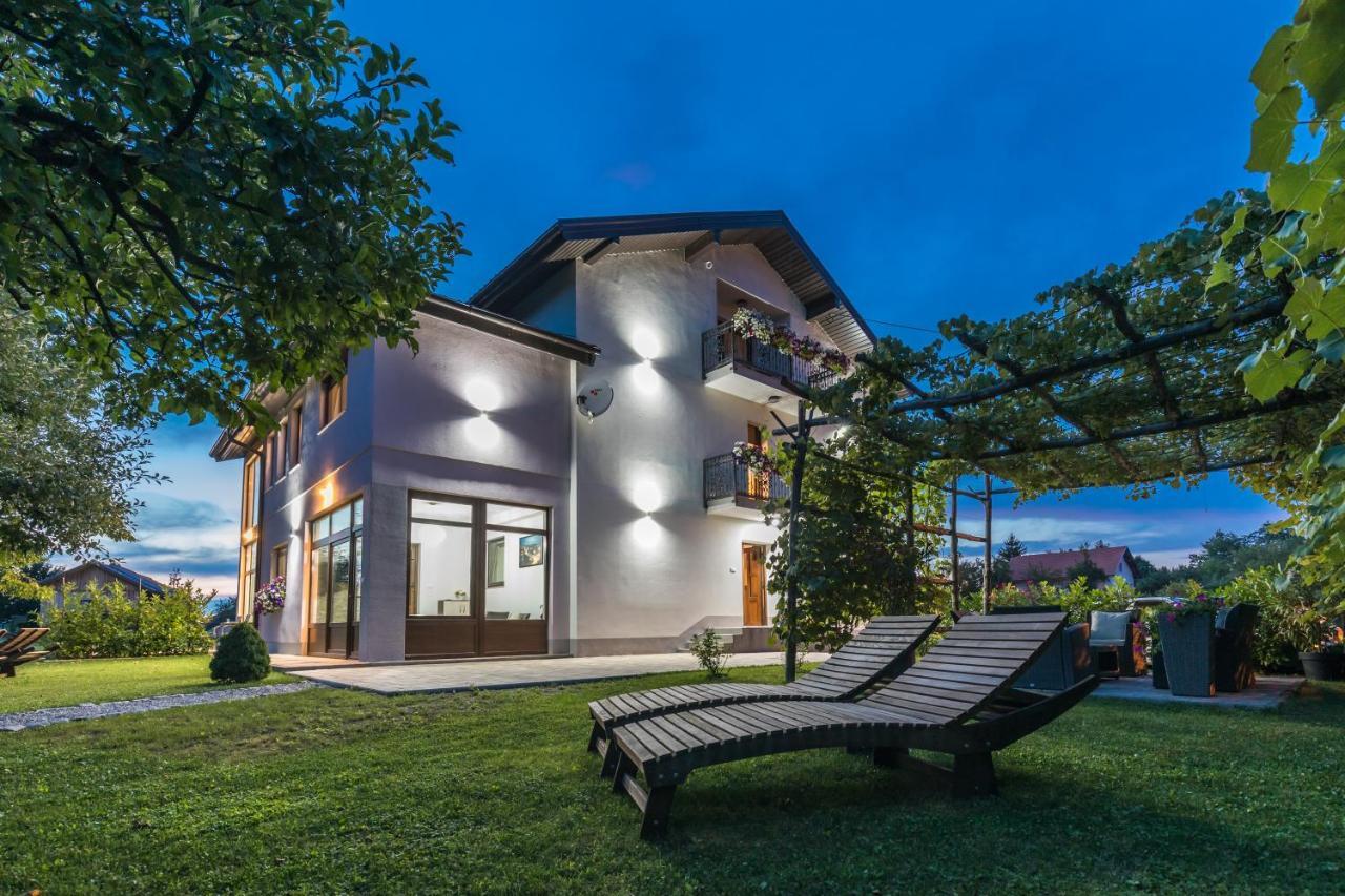 Apartments Lucic Слуни Екстериор снимка