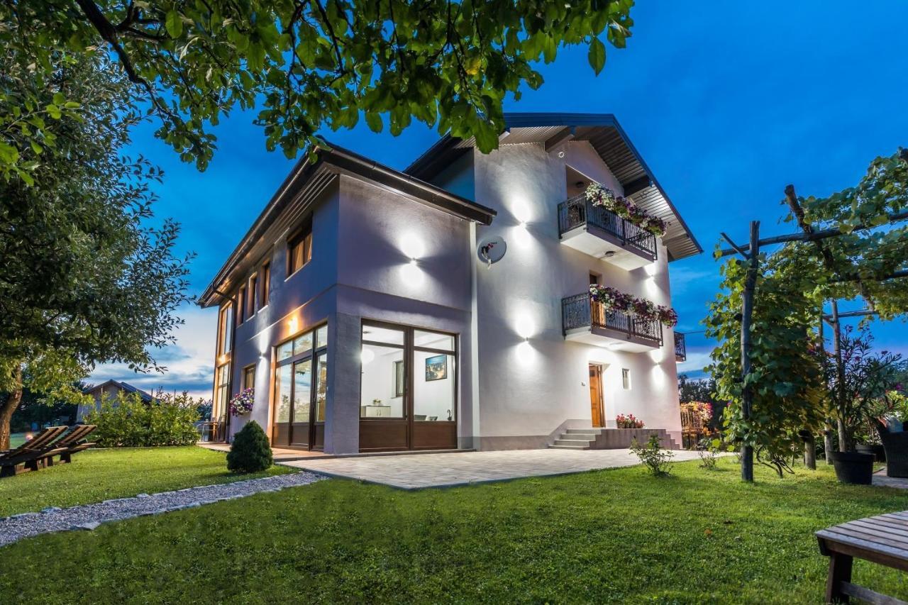 Apartments Lucic Слуни Екстериор снимка